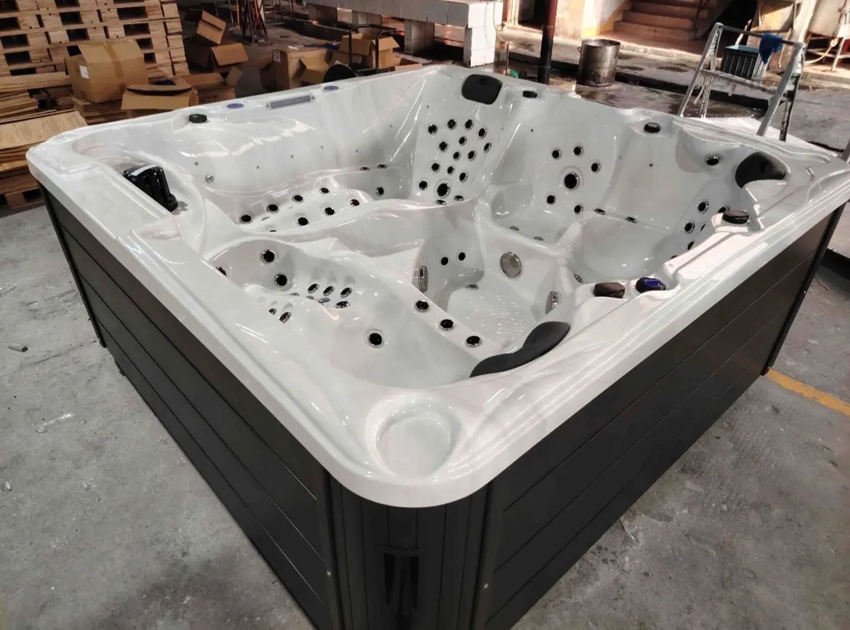 BRAND NEW - LUXURY ZEUS 6 PERSON HOT TUB - Image 1