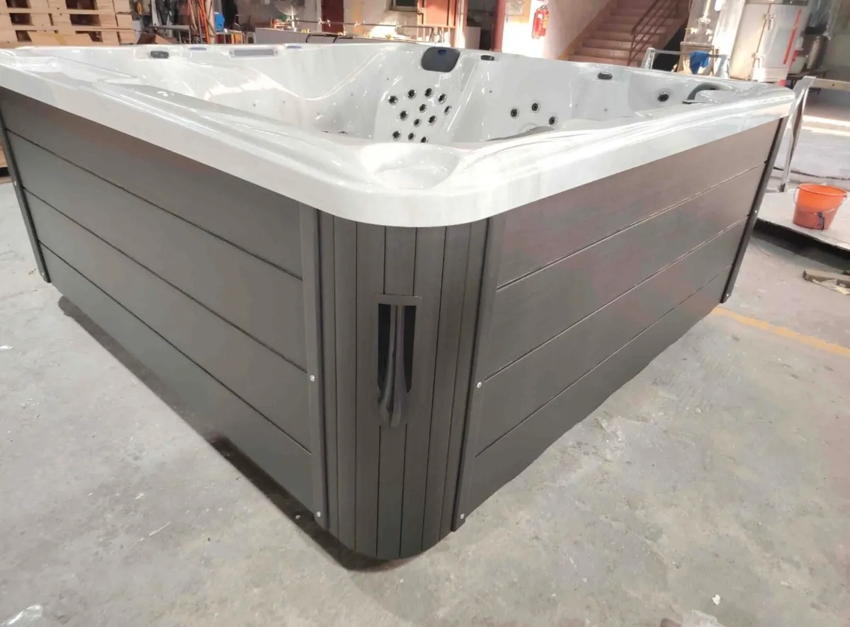 BRAND NEW - LUXURY ZEUS 6 PERSON HOT TUB - Image 2