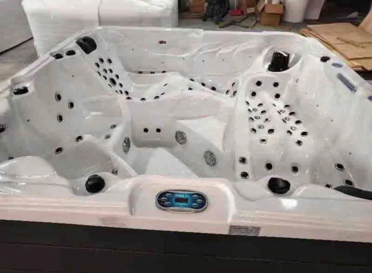 BRAND NEW - LUXURY ZEUS 6 PERSON HOT TUB - Image 3