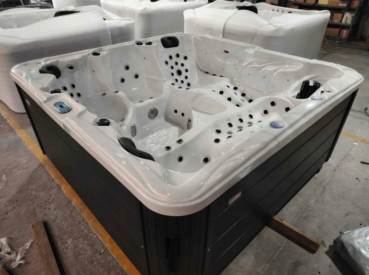 BRAND NEW - LUXURY ZEUS 6 PERSON HOT TUB - Image 4