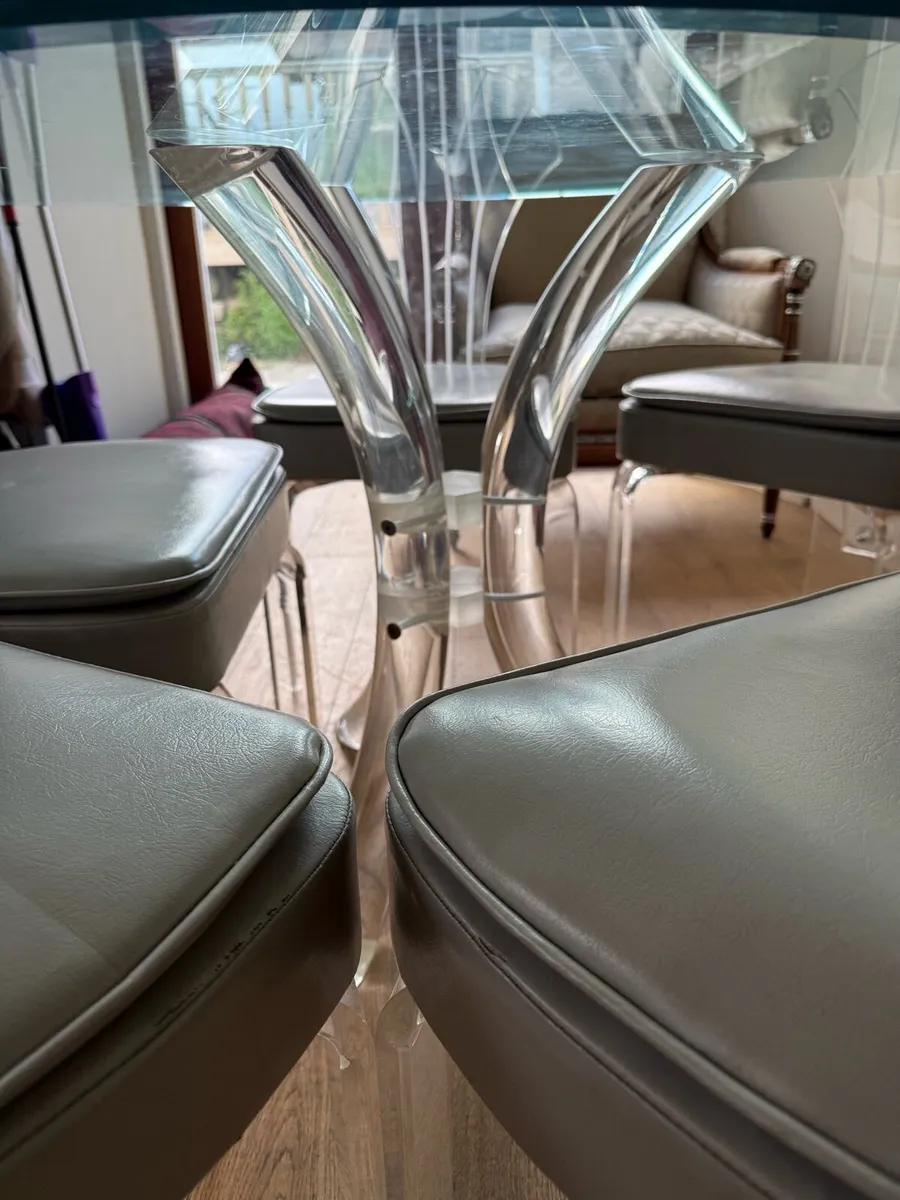 Table and chairs - Image 2