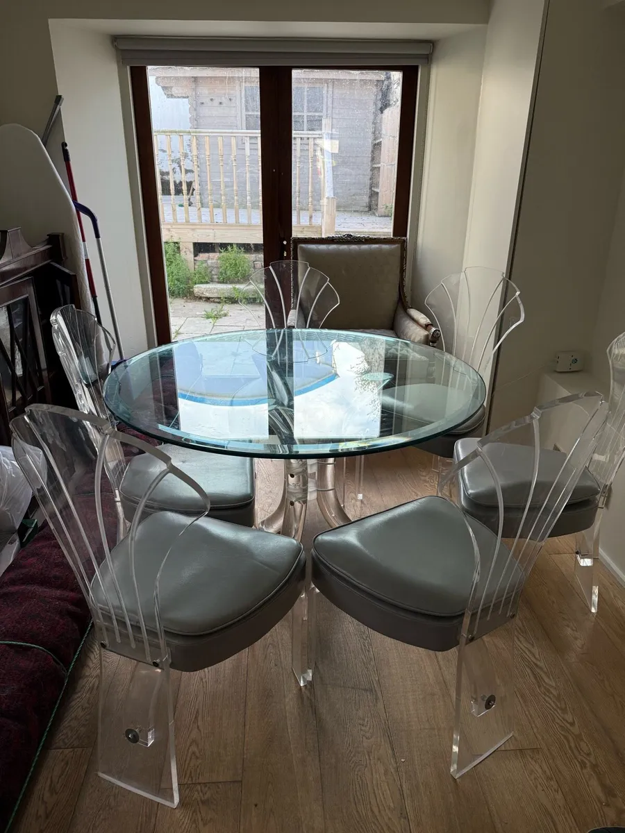 Table and chairs - Image 3