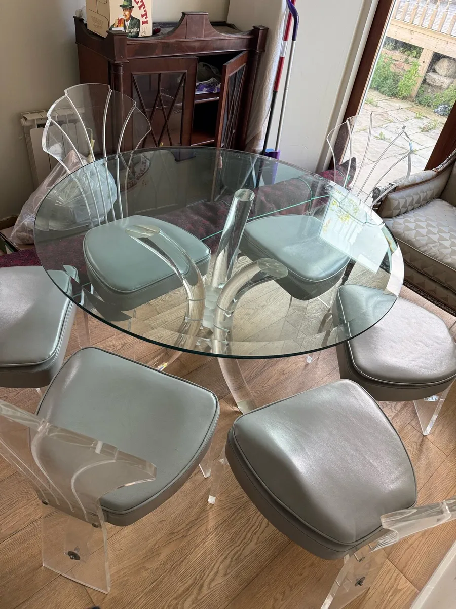 Table and chairs - Image 4