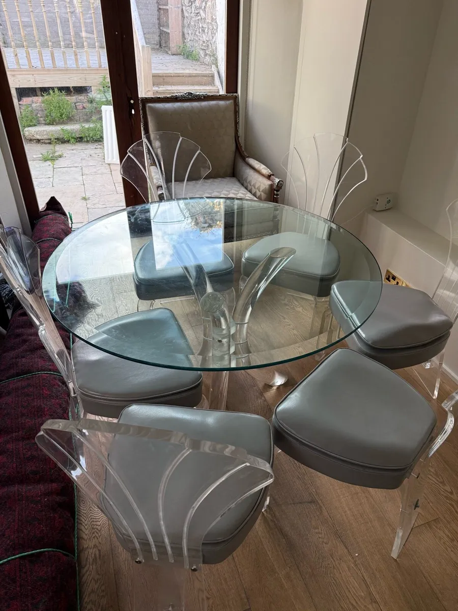 Table and chairs - Image 1