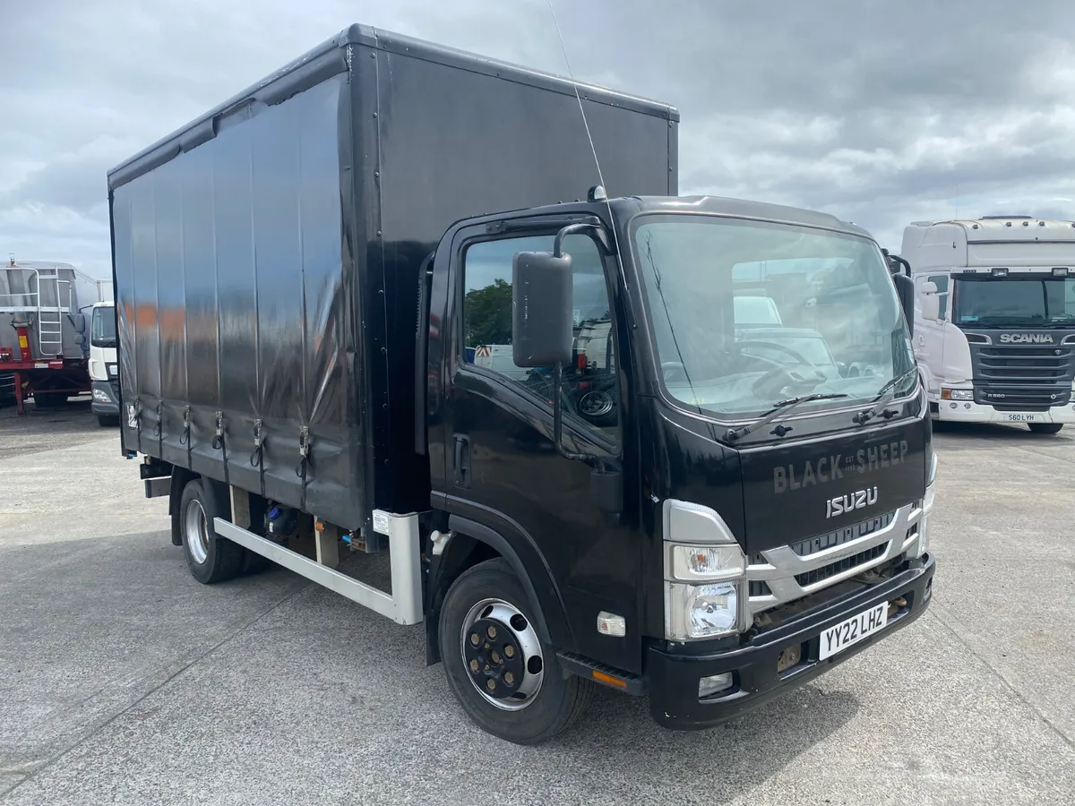 2022 Isuzu 7.5 14 ft Curtiansider. - Image 1