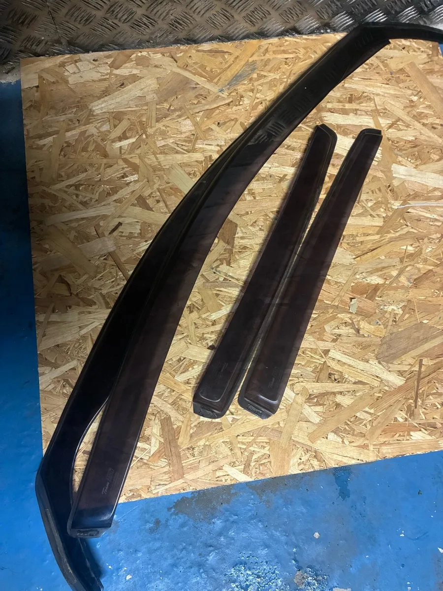 2007 vw Jetta wind deflectors - Image 1