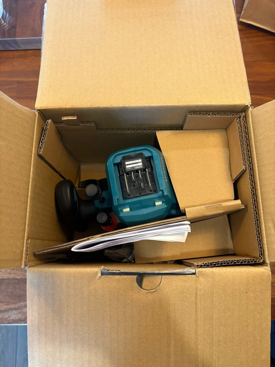 Makita Cordless 1/2” Plunge Router - Image 2