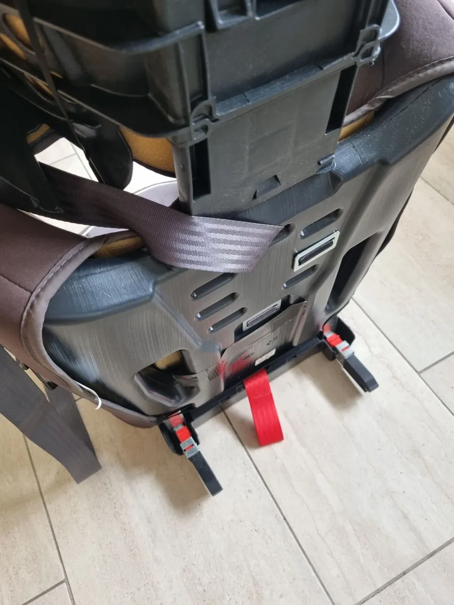 Maxi Cosi baby car seat and childs car seat - Image 3