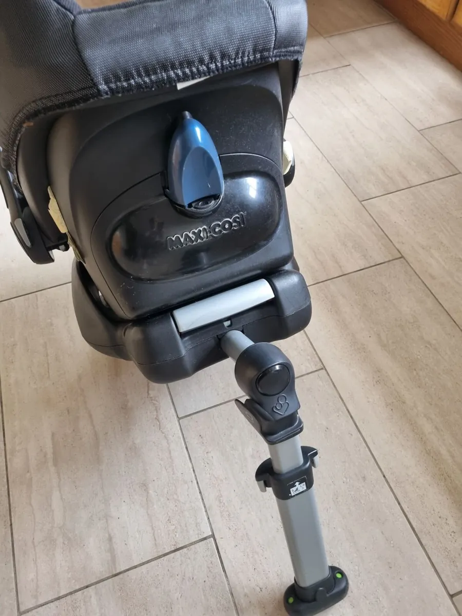 Maxi Cosi baby car seat and childs car seat - Image 4