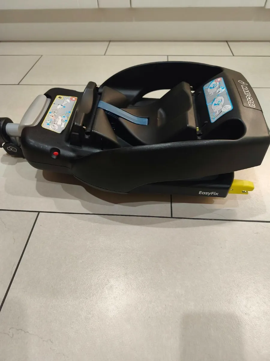 Maxi Cosi CabrioFix Car Seat and Isofix Base - Image 2
