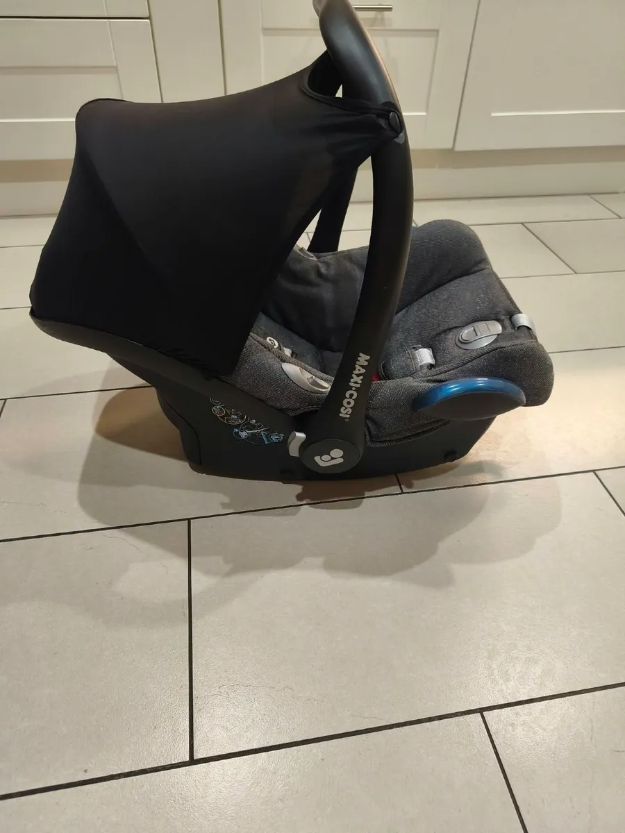 Maxi Cosi CabrioFix Car Seat and Isofix Base - Image 1