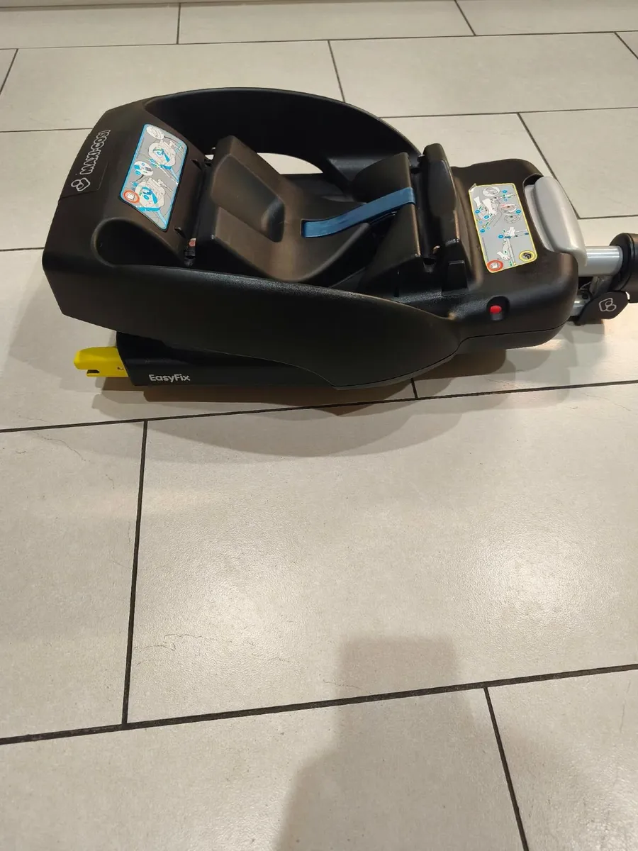 Maxi Cosi CabrioFix Car Seat and Isofix Base - Image 3