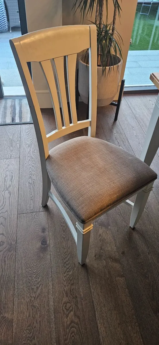 Dining table and 8 chairs - Image 2