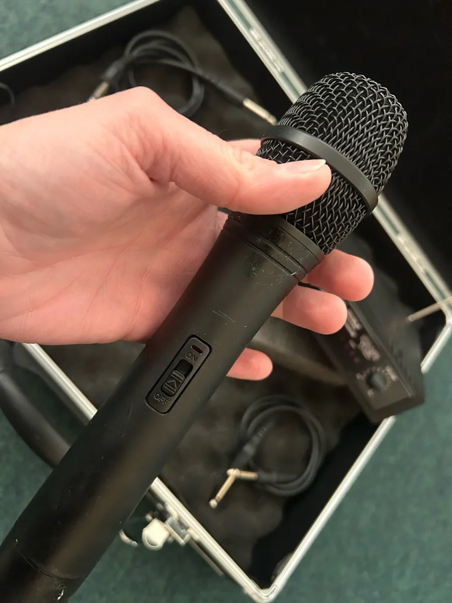 Carlsbro CMR 10 UHF Wireless Microphone + Case - Image 3
