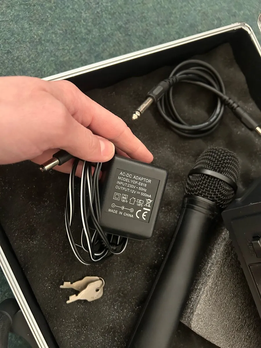 Carlsbro CMR 10 UHF Wireless Microphone + Case - Image 4