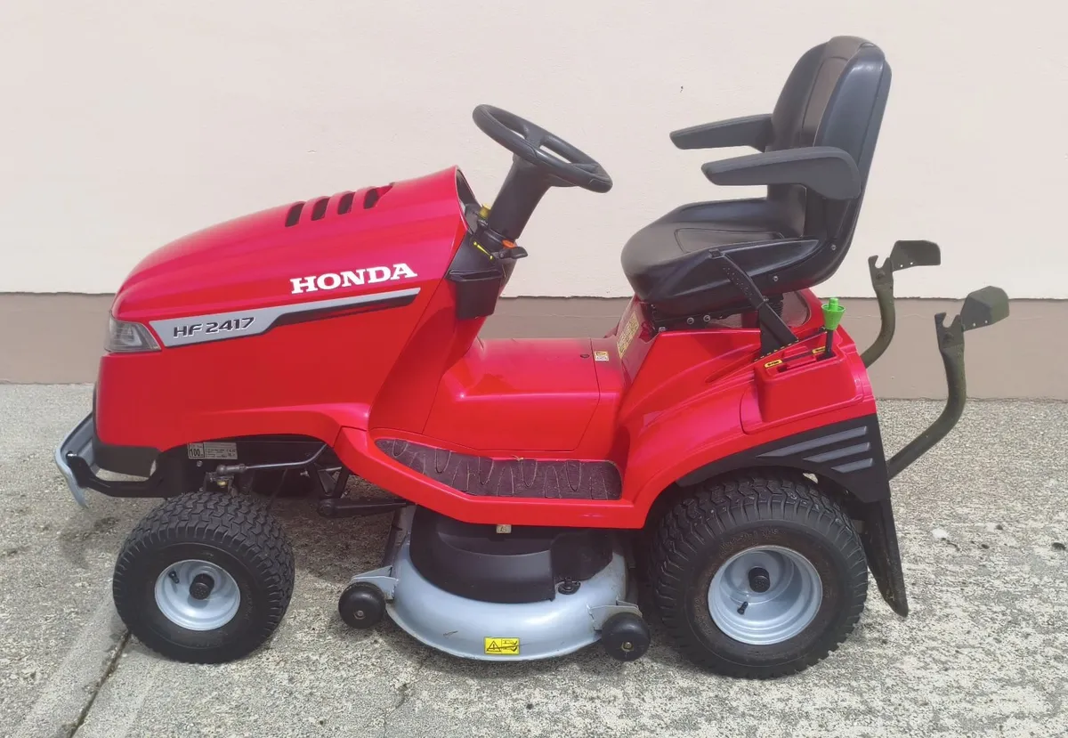 Honda 2417 Ride On Lawnmover - Image 1