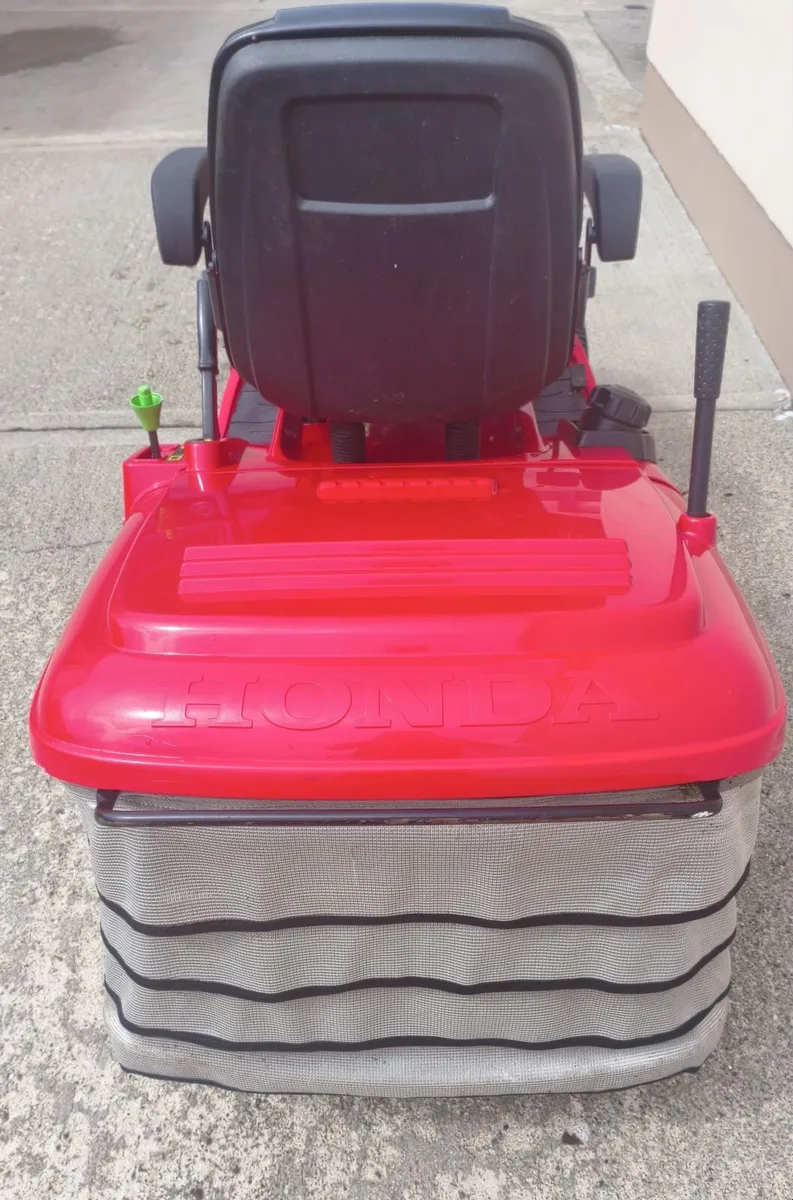 Honda 2417 Ride On Lawnmover - Image 4