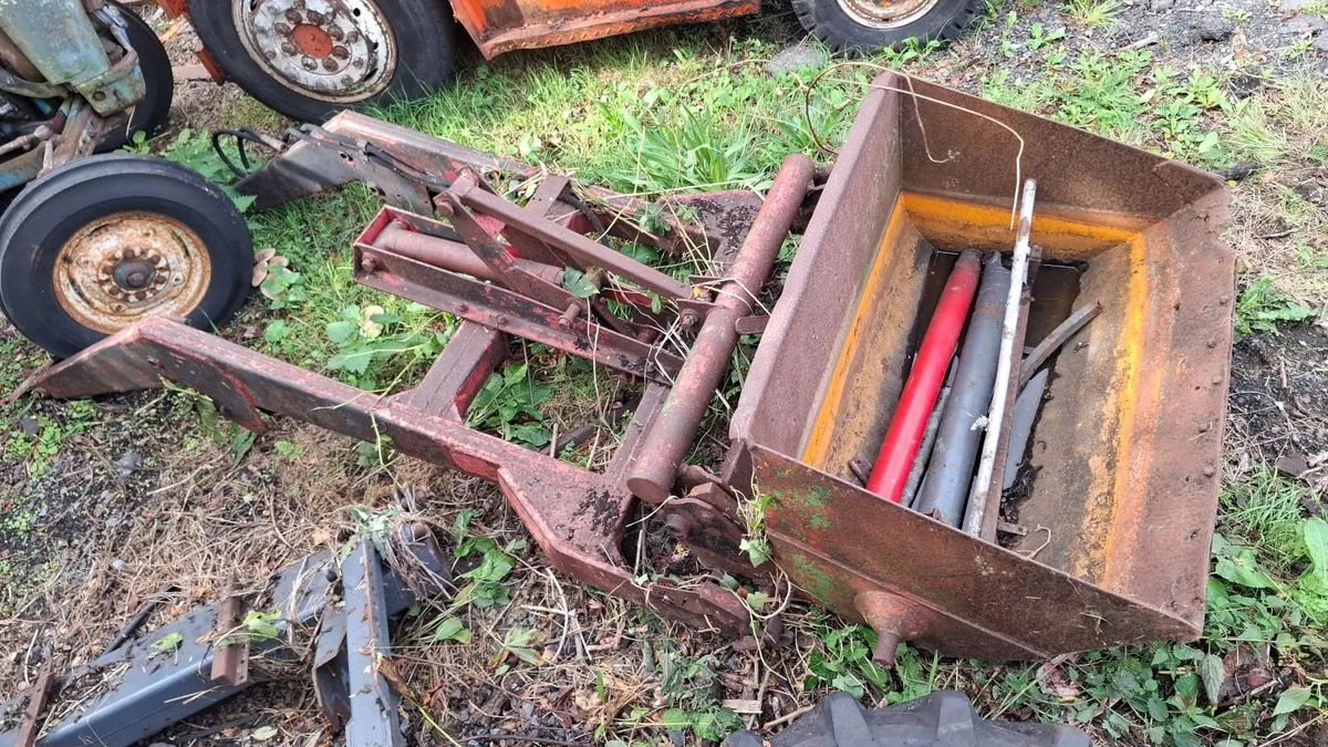 Massey 165 front loader bucket - Image 1