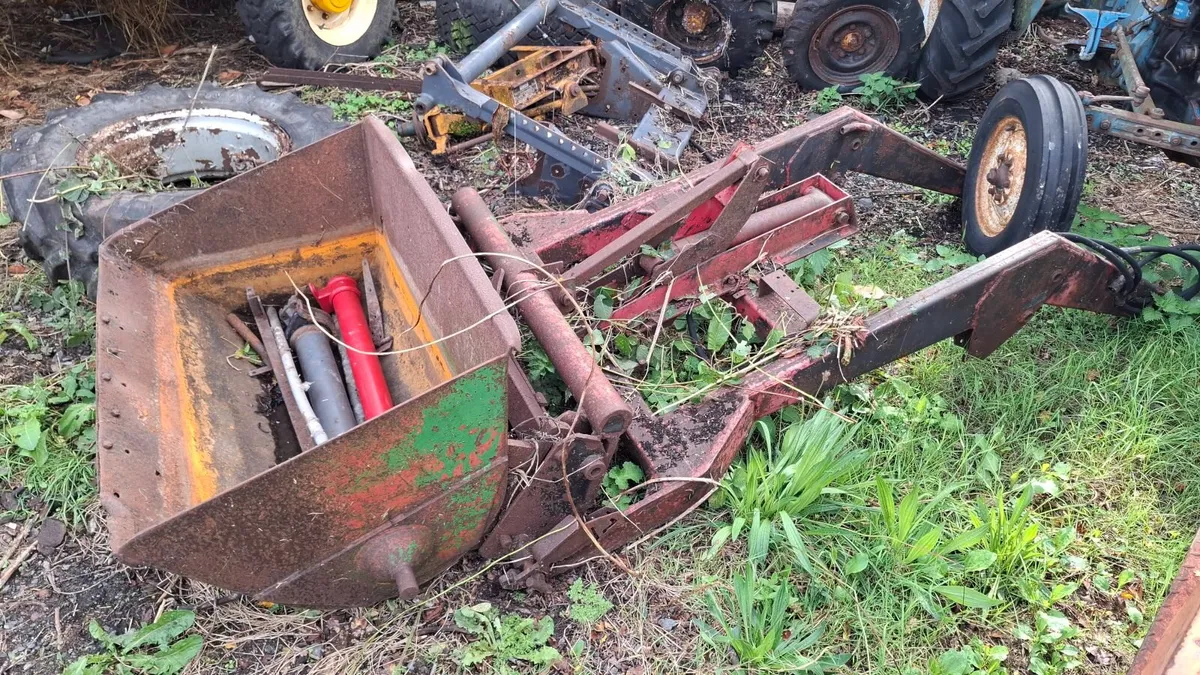 Massey 165 front loader bucket - Image 2
