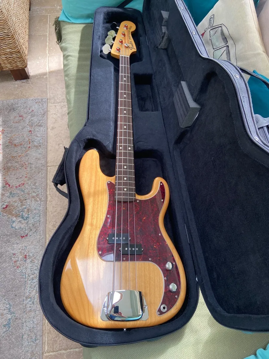 Bass guitar Fender, Japan, Signature model. USA - Image 1