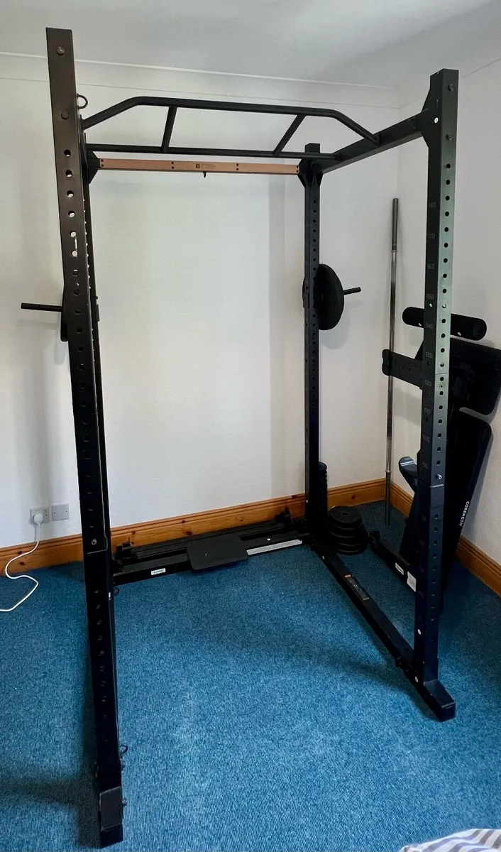 Weighltifitng tower incl. bar, weight and bench - Image 1