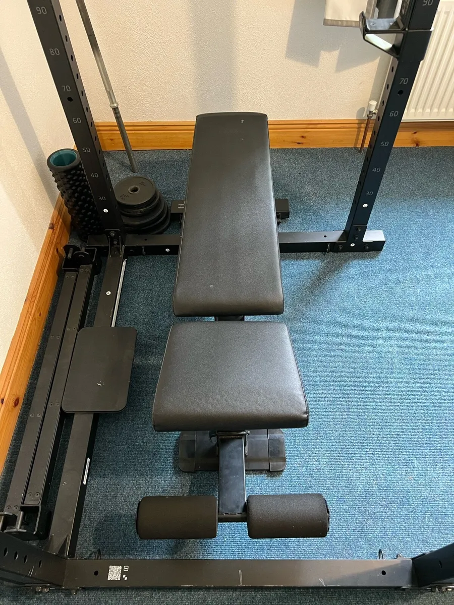 Weighltifitng tower incl. bar, weight and bench - Image 3
