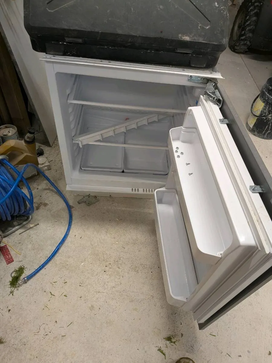 Integrated fridge - Image 2