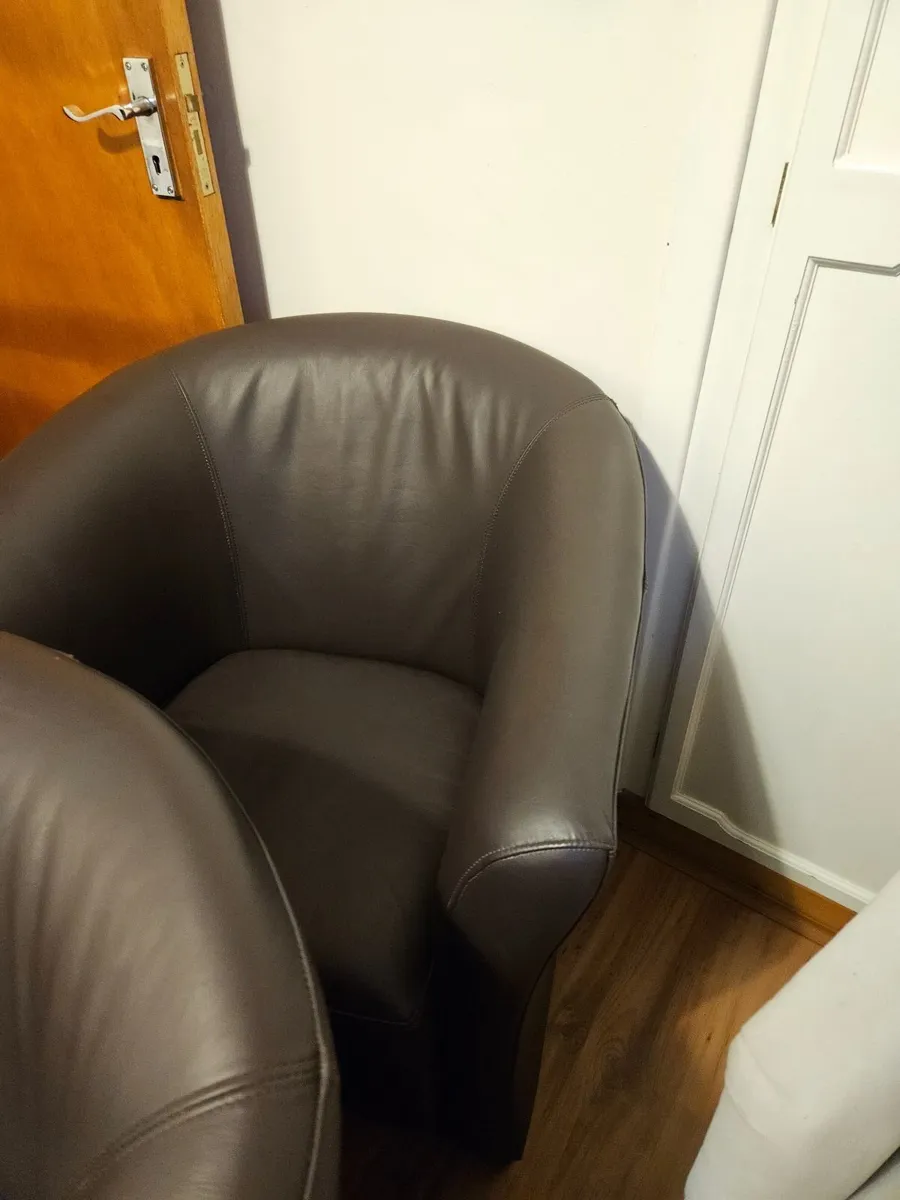 4 chairs - Image 1