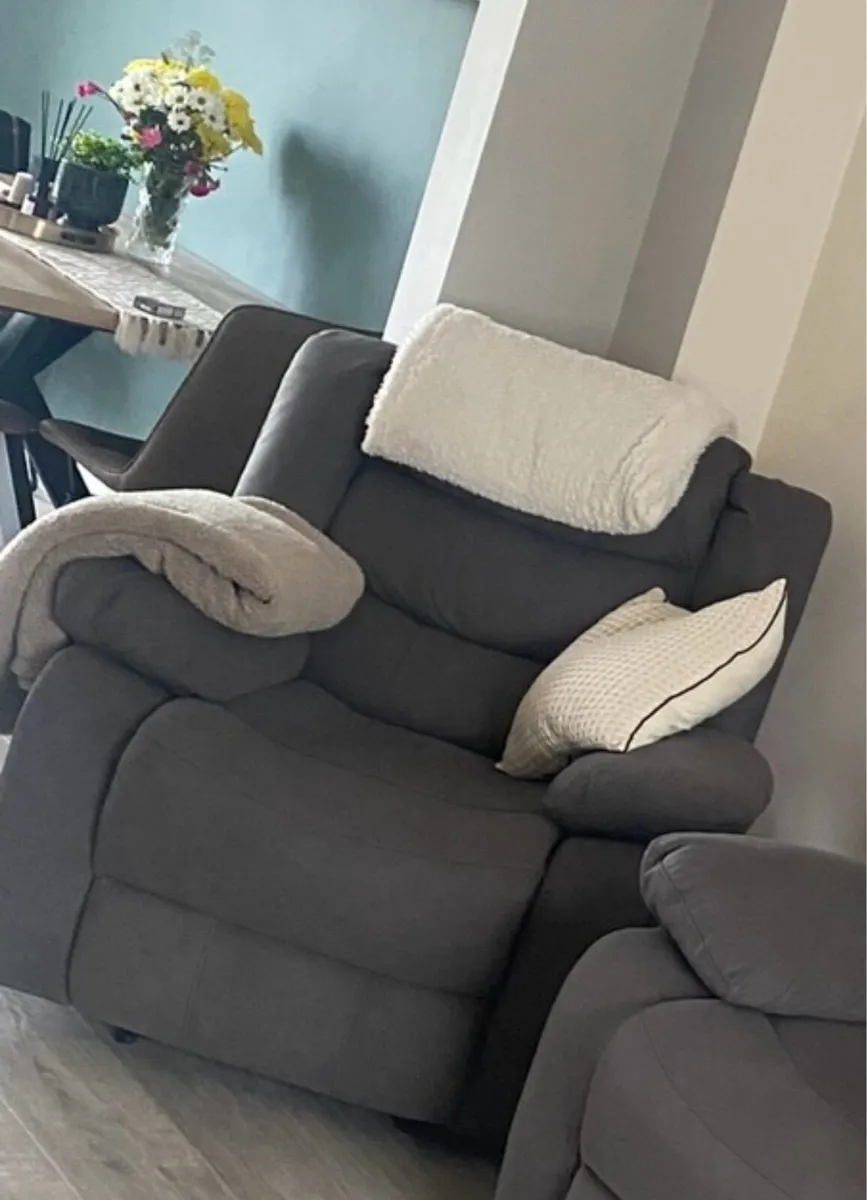 Couch with console & 2 chairs (recliners) - Image 2
