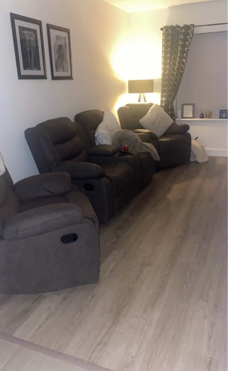 Couch with console & 2 chairs (recliners) - Image 3