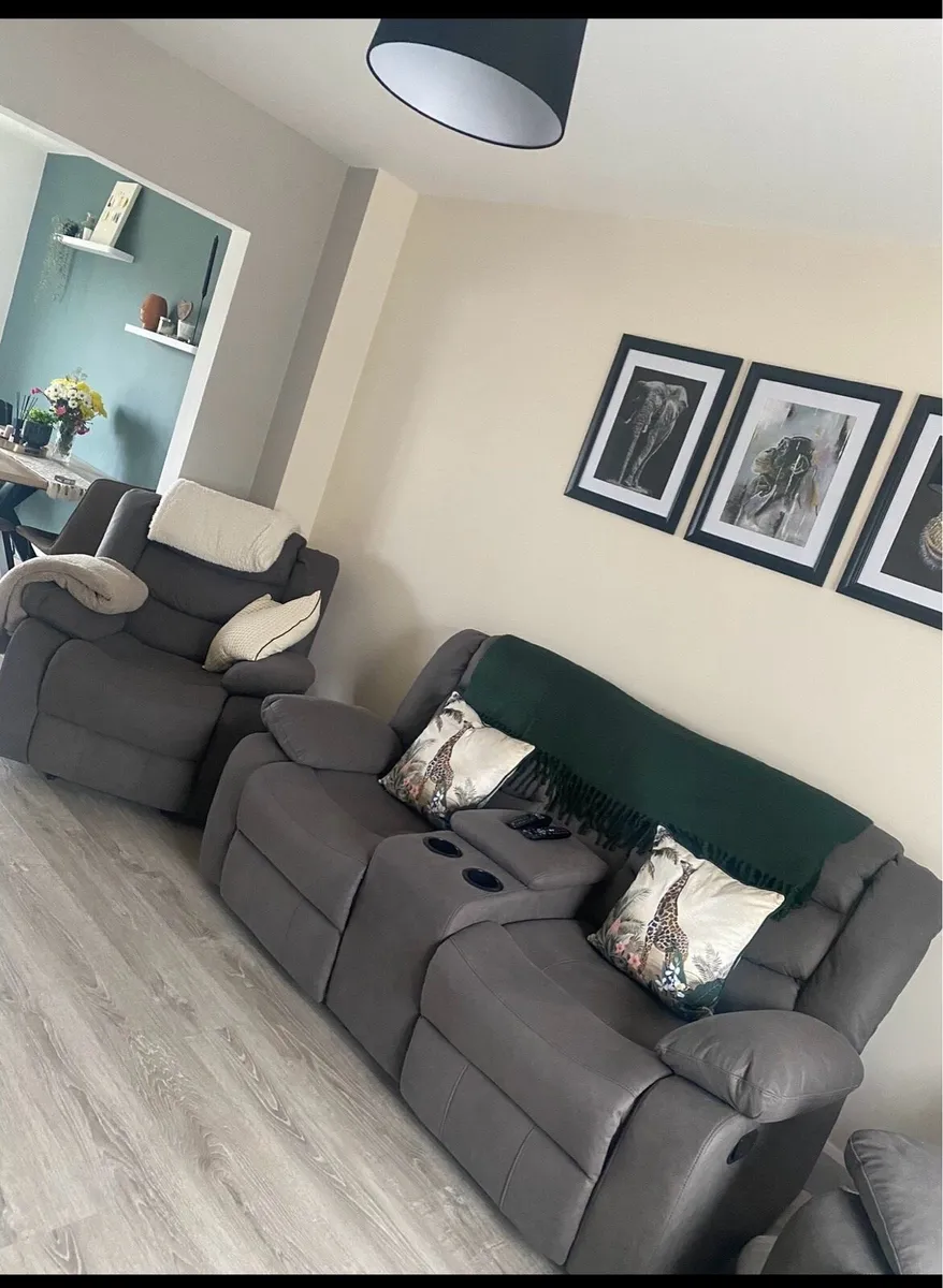 Couch with console & 2 chairs (recliners) - Image 1