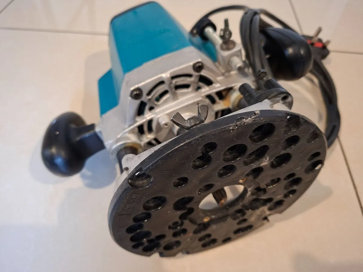 Makita 3612 Plunge Router 240v - Image 2