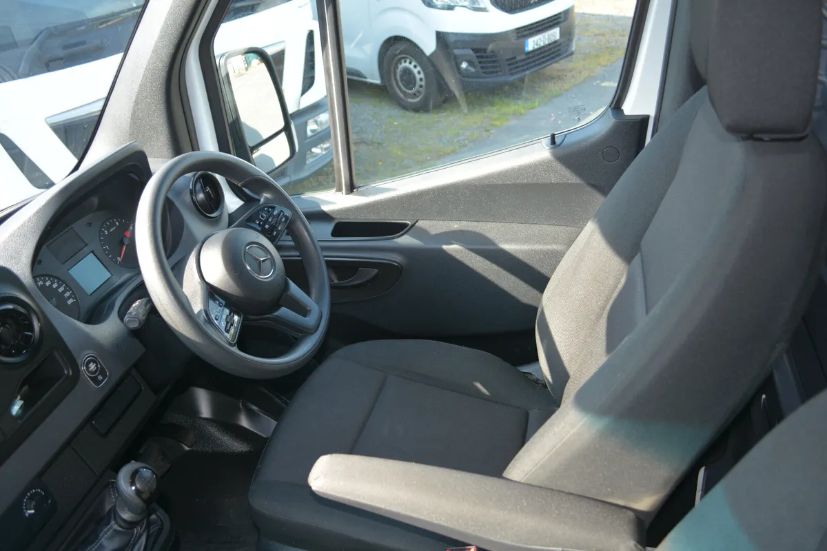 Mercedes-Benz Sprinter Long Wheelbase LOW Km - Image 4