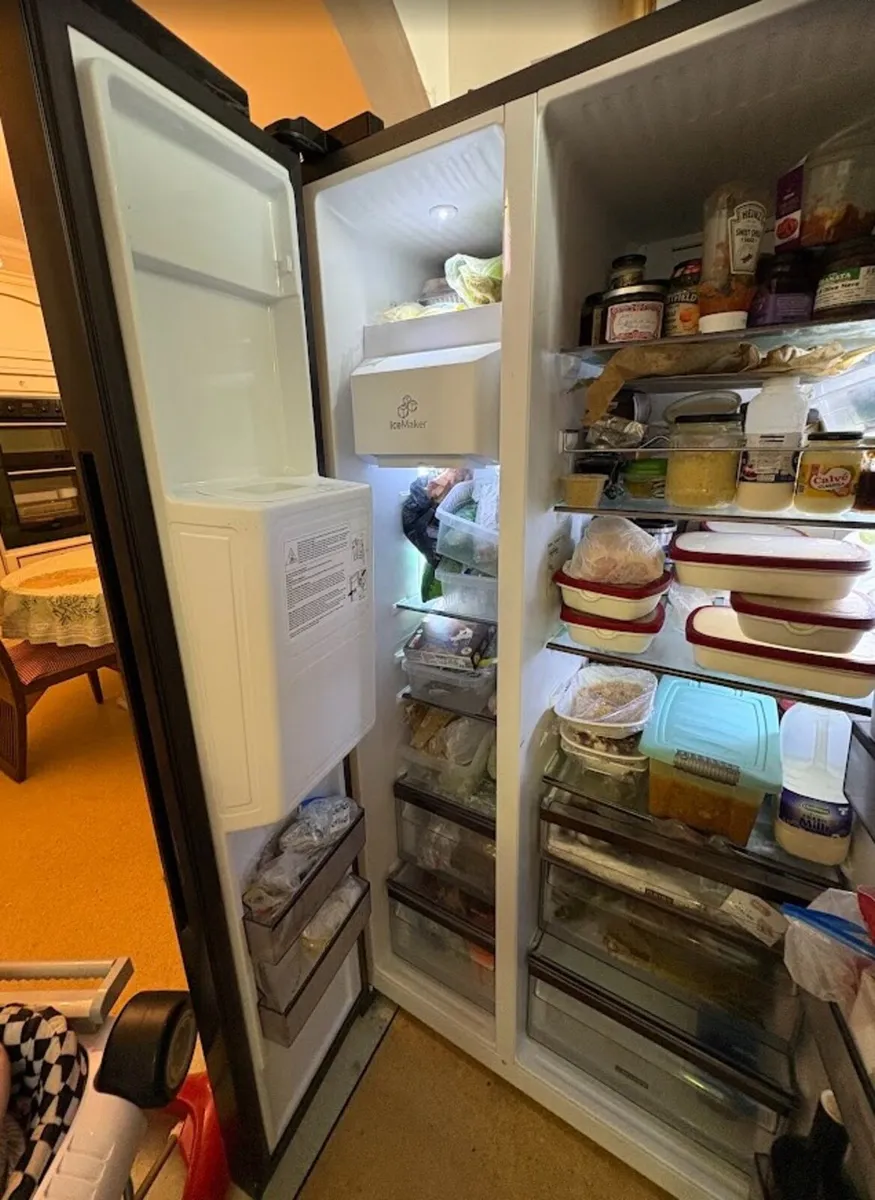 Whirlpool 2 Door Plumed Fridge / Freezer - Image 2