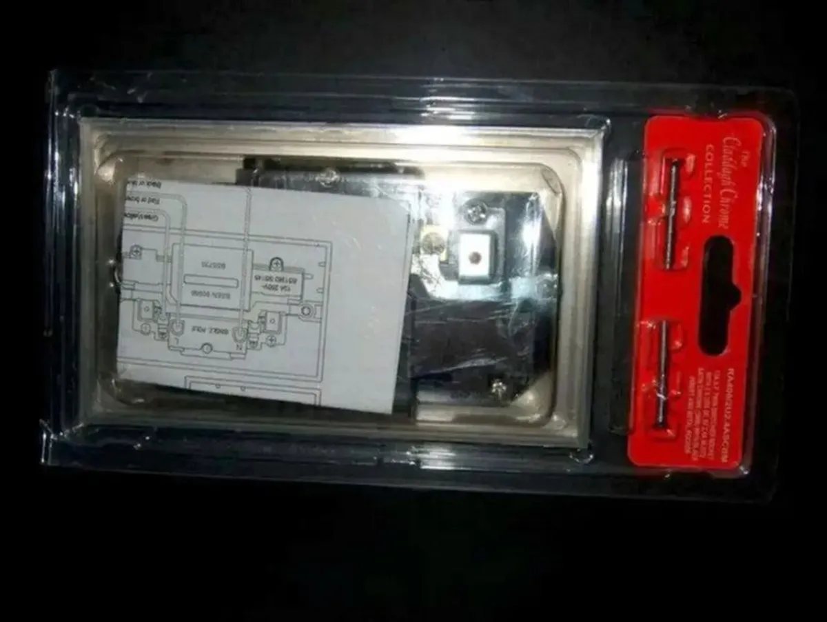 Claddagh Chrome Twin 13A Socket with Dual USB Port - Image 2