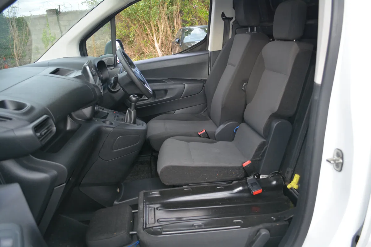 Opel Combo - 3 seat - Dealer Service History - Image 2