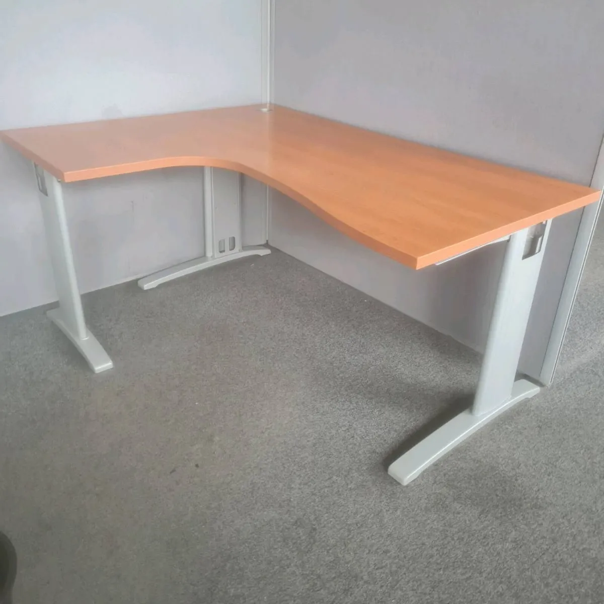 Managers corner office desks - Image 2