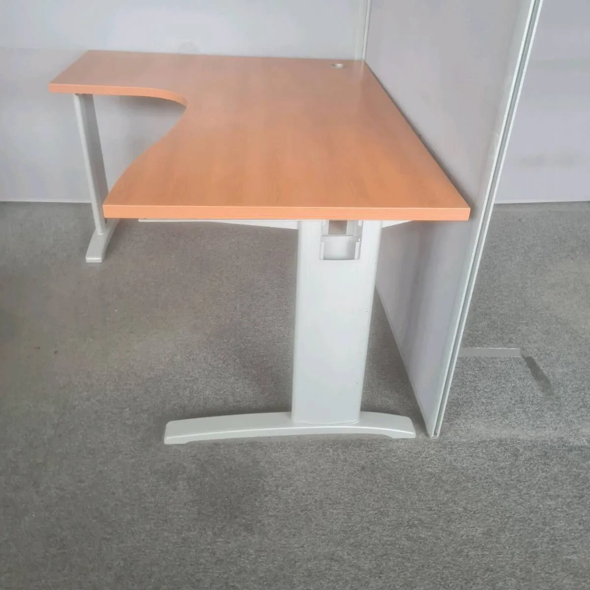 Managers corner office desks - Image 3