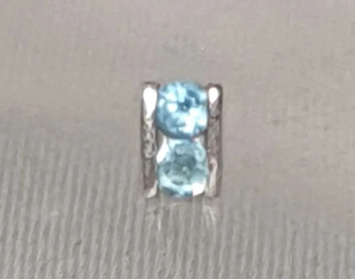 Single White Gold & Topaz Stud Earring Unisex - Image 2