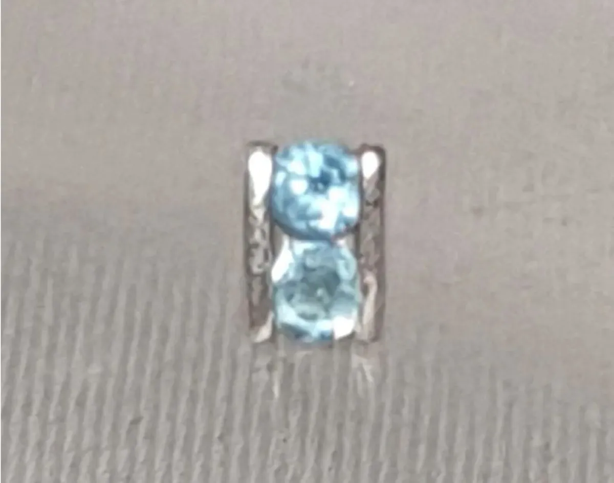 Single White Gold & Topaz Stud Earring Unisex - Image 4