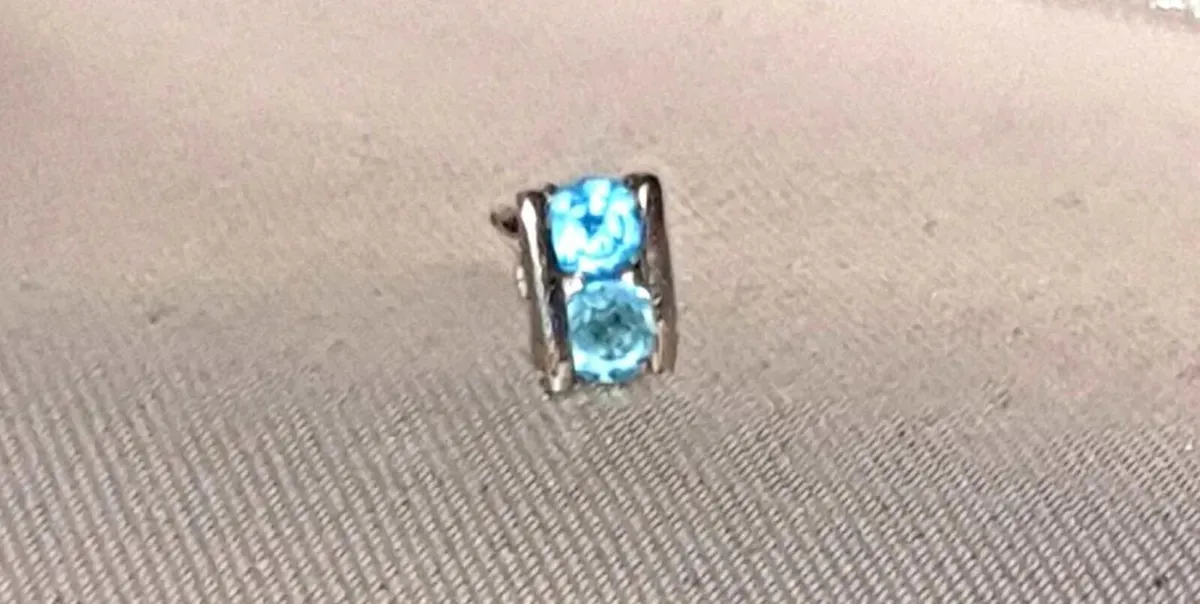 Single White Gold & Topaz Stud Earring Unisex - Image 1