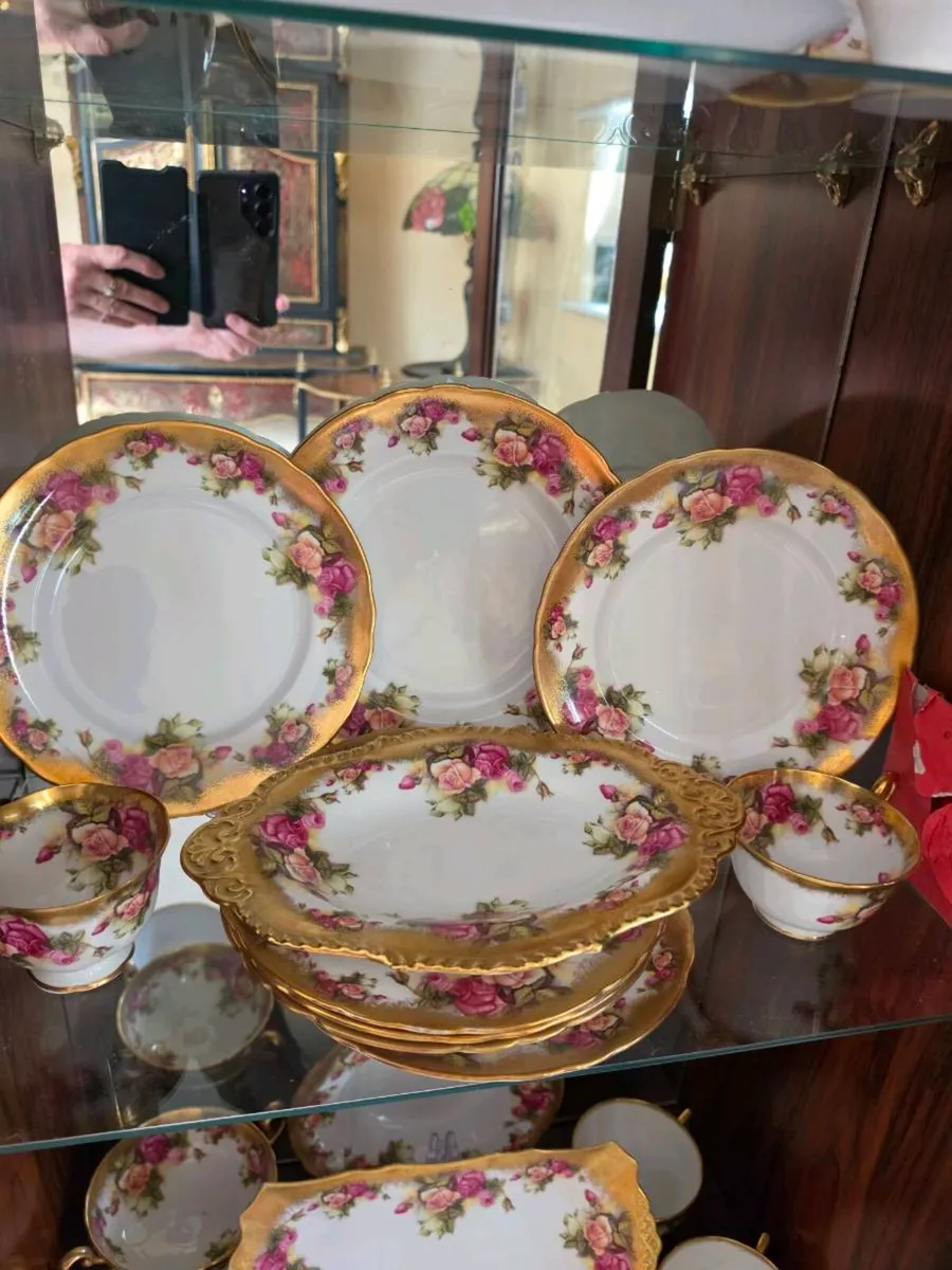 A huge collection of royal Chelsea gold - Image 3