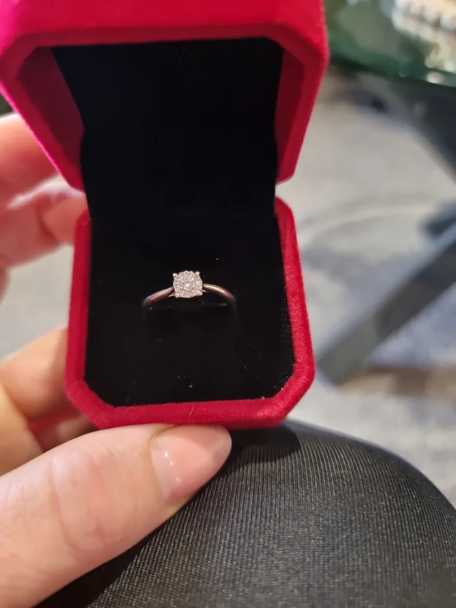 WHITE GOLD DIAMOND RING SIZE N - Image 2