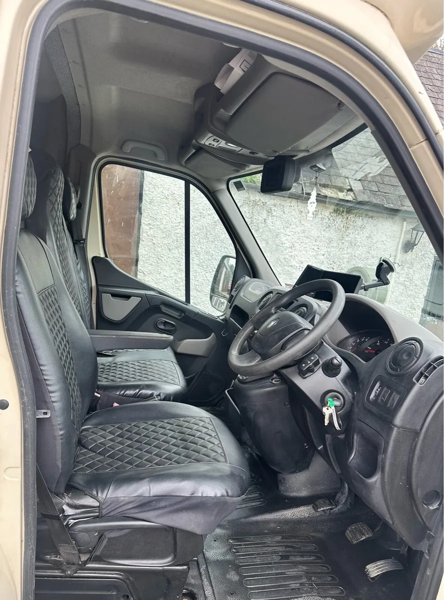 Renault Master 3.5 Tonne Horse Van - Image 4