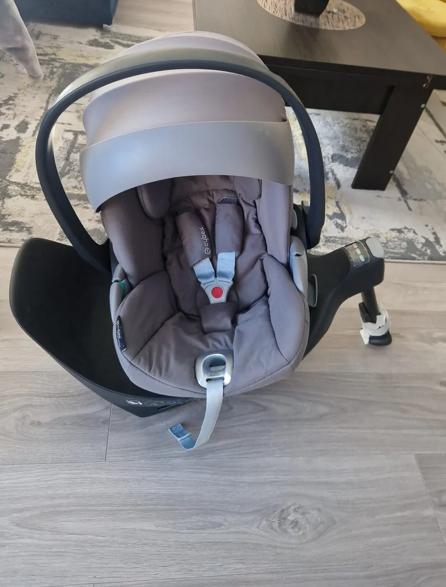 SPOTLESS Cybex car seat, 360 rotating Isofix base - Image 3