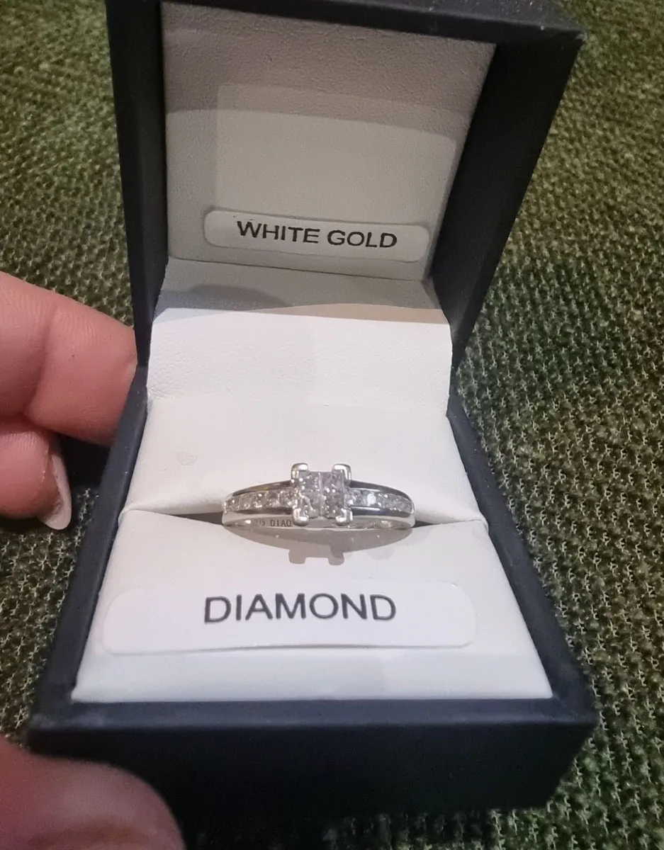 WHITE GOLD DIAMOND RING SIZE N - Image 1