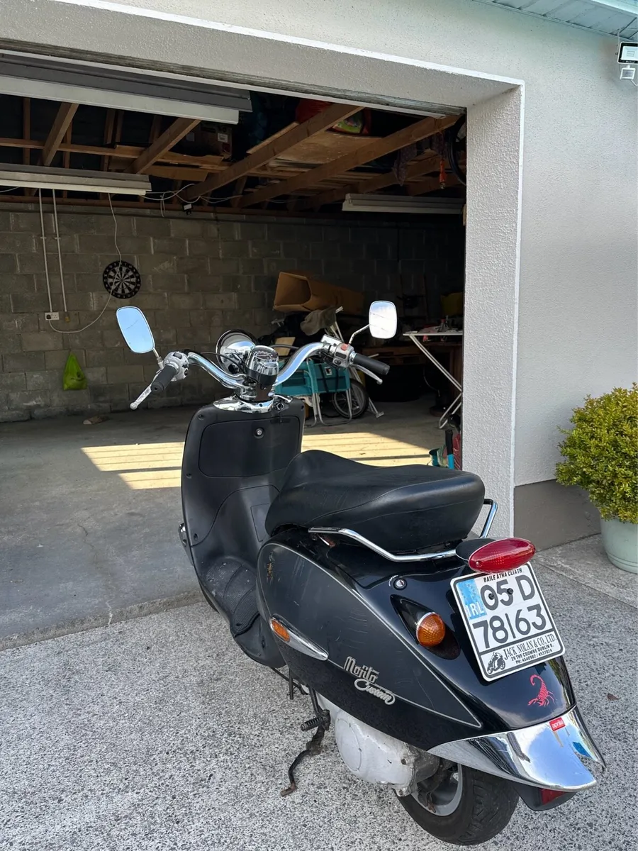 2005 Aprilia 50cc Scooter + 2 Helmets - Image 2