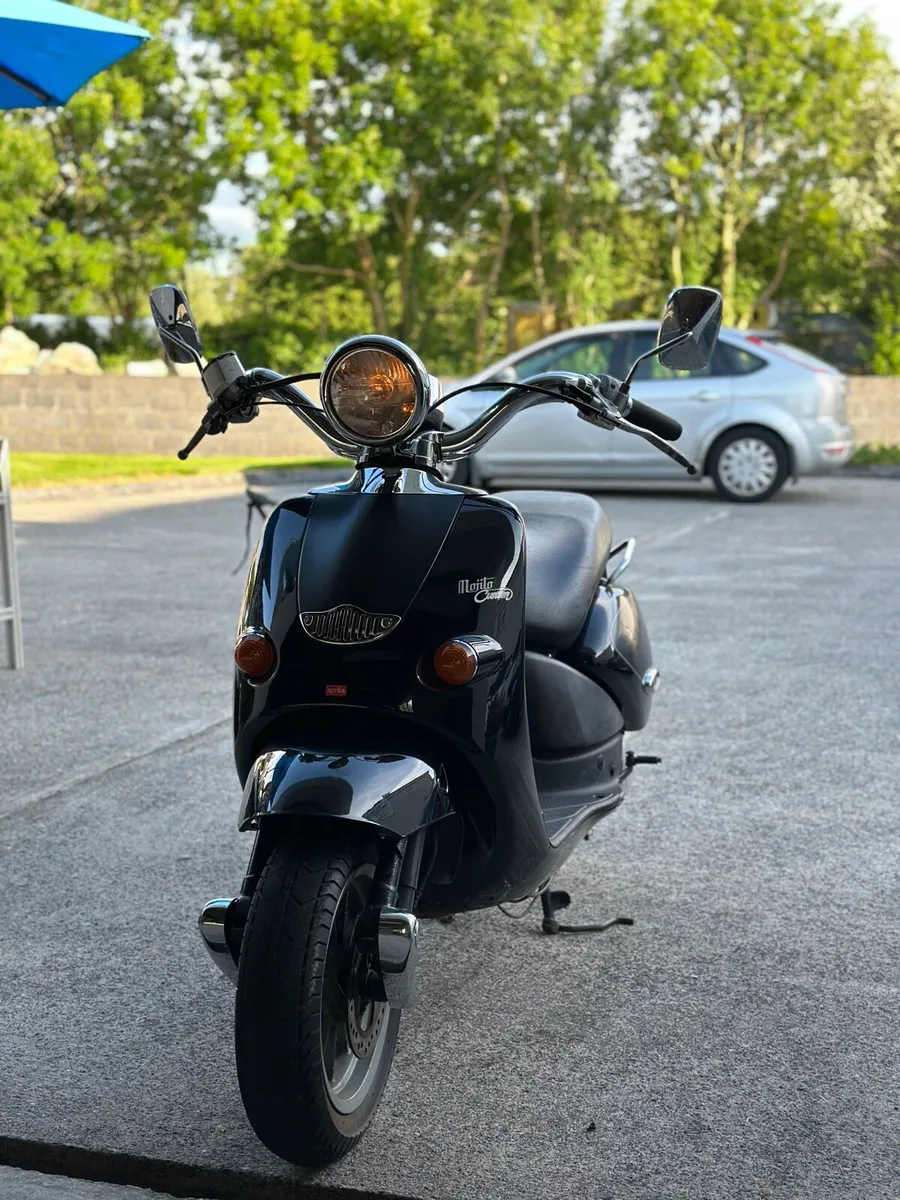 2005 Aprilia 50cc Scooter + 2 Helmets - Image 1