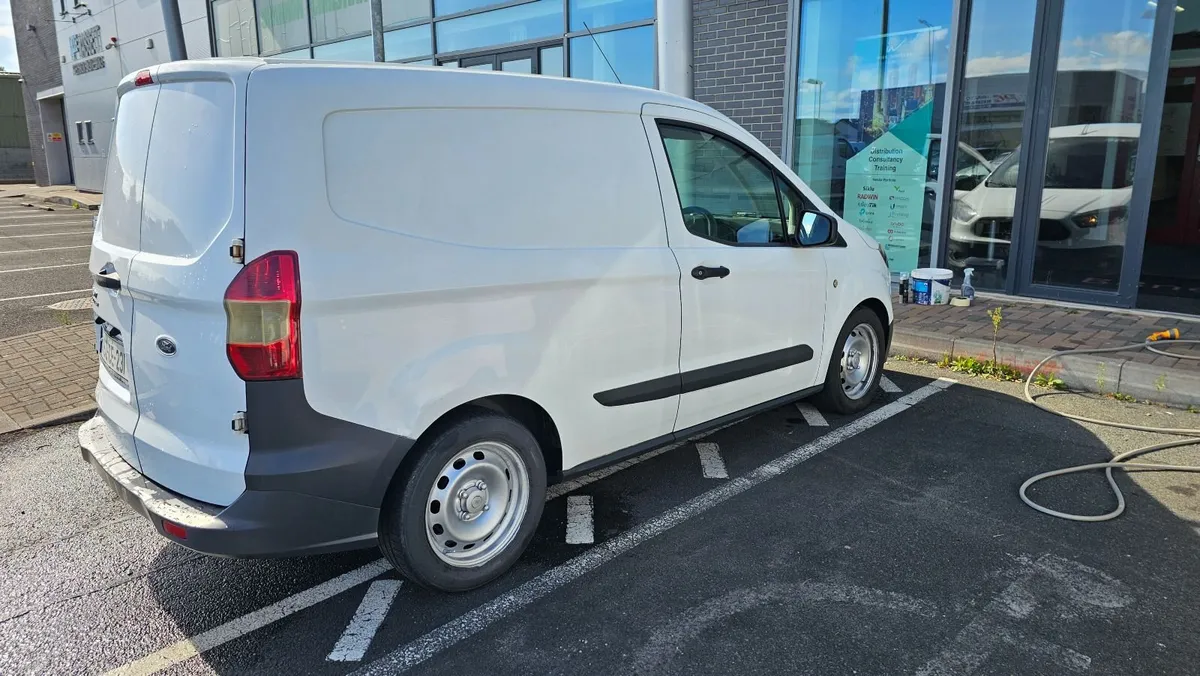 Ford Transit Courier 2015 - Image 2