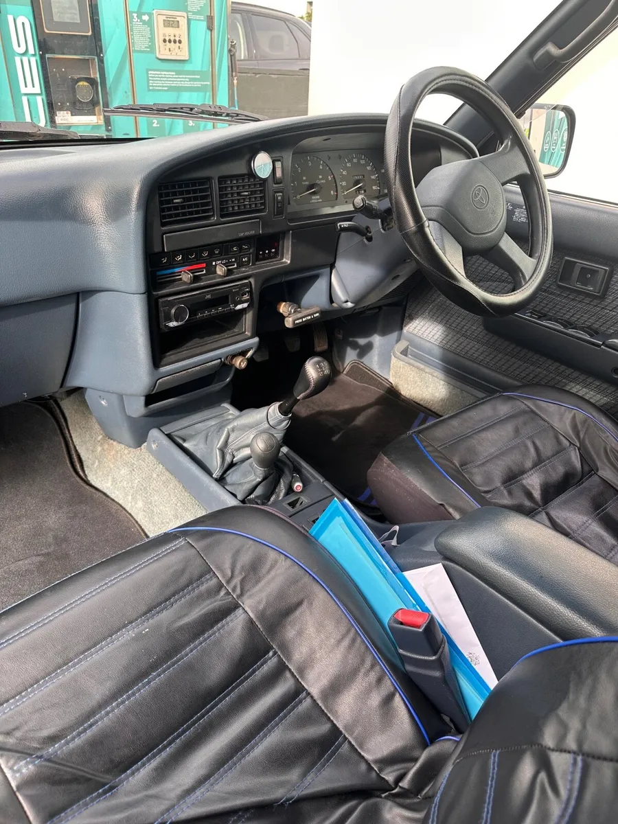 Toyota Hilux 1992 - Image 2